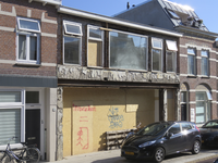 907497 Gezicht op de voorgevel van het winkelpand Koekoekstraat 49 te Utrecht, dat gesloopt gaat worden om plaats te ...